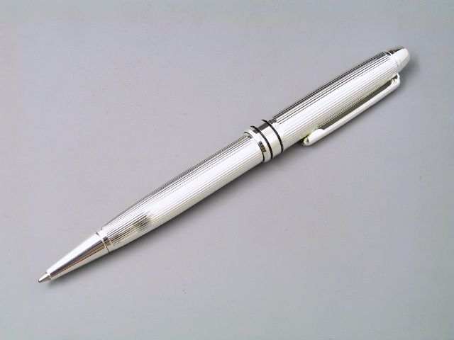 versilberter Kugelschreiber mit Fadenguilloche