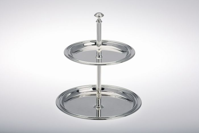 Versilberte Etagere mit zwei Tellern