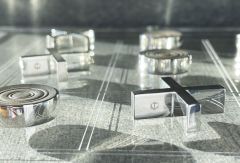Tic-Tac-Toe mit Steinen aus Silber und Acrylbrett
